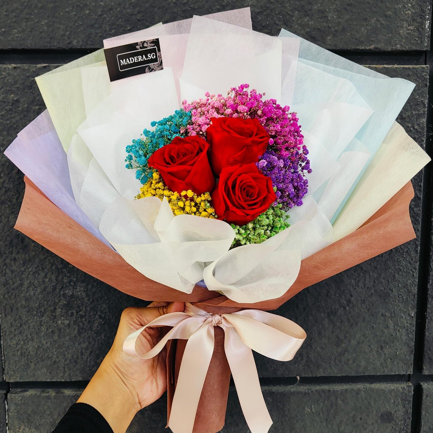 Rainbow Baby Breathe with 3H Big Red Rose Flower Bouquet 满天星彩虹色与三朵红玫瑰花束礼